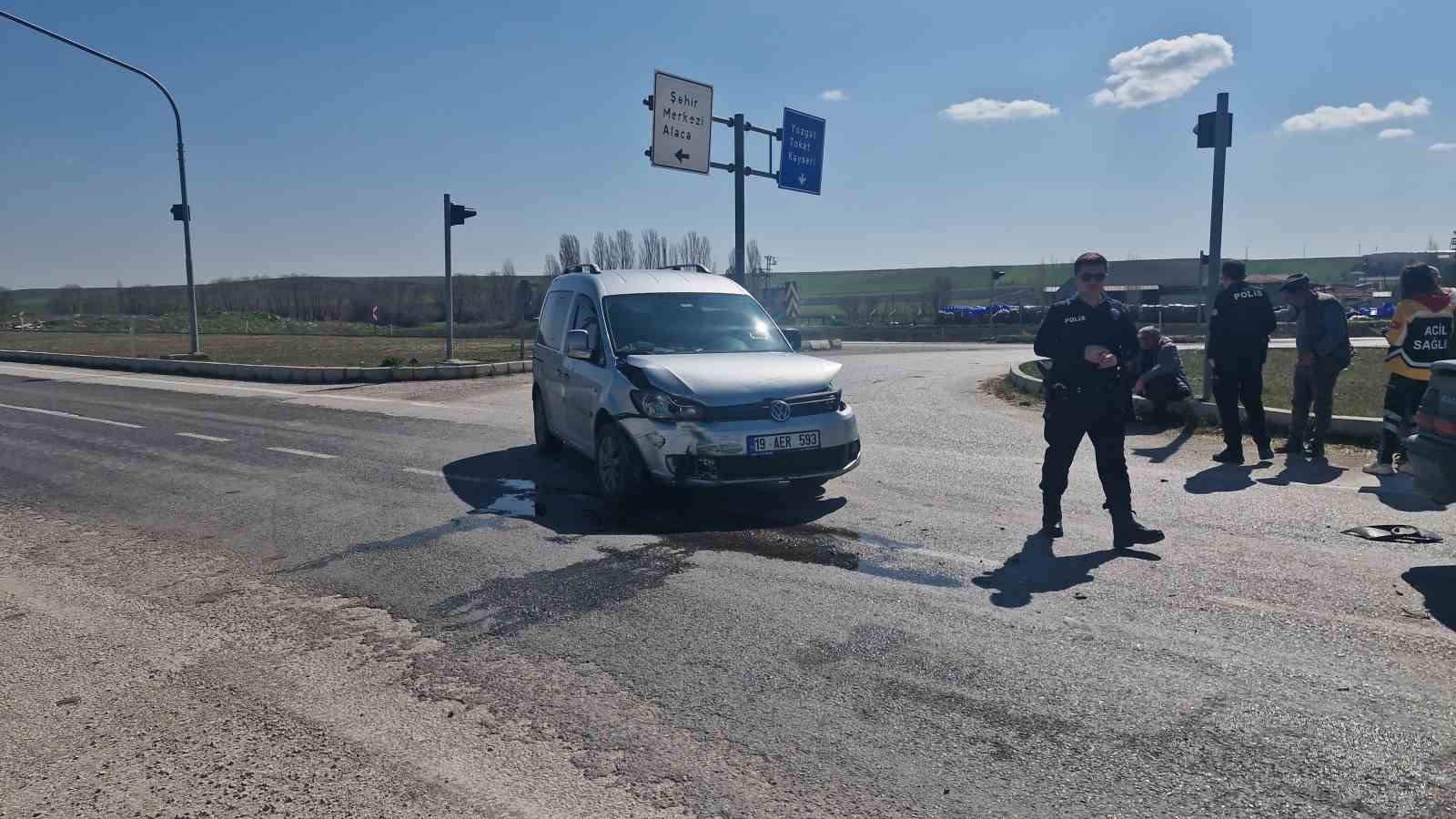 Çorum’da hafif ticari araç ile otomobil çarpıştı: 1 yaralı