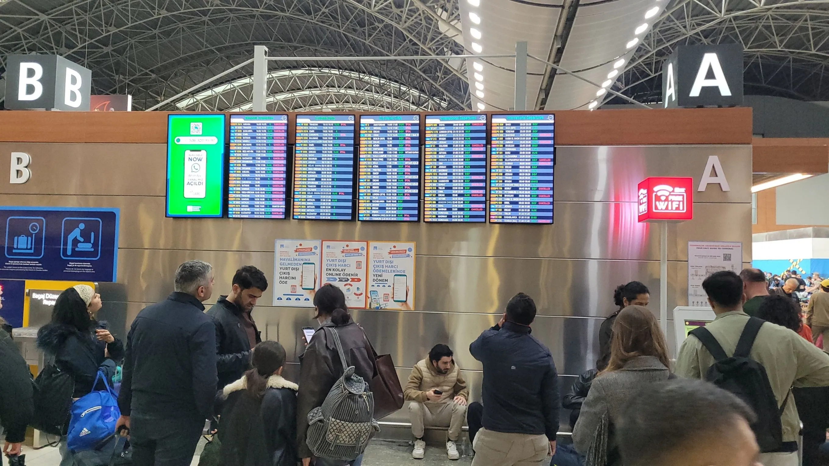 Sabiha Gökçen'de hava muhalefeti engeli: 127 sefer iptal edildi, yolcular terminalde kaldı