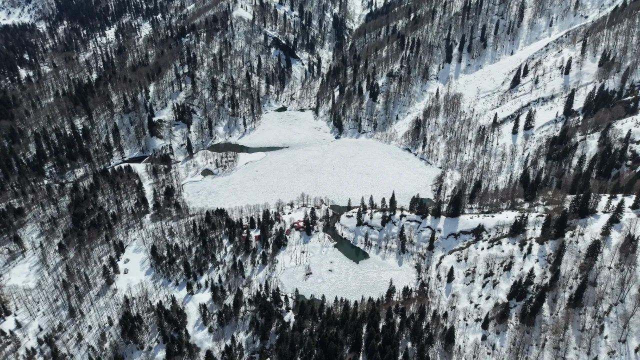 Artvin'de beyaz örtüyle kaplanan Borçka Karagöl havadan görüntülendi