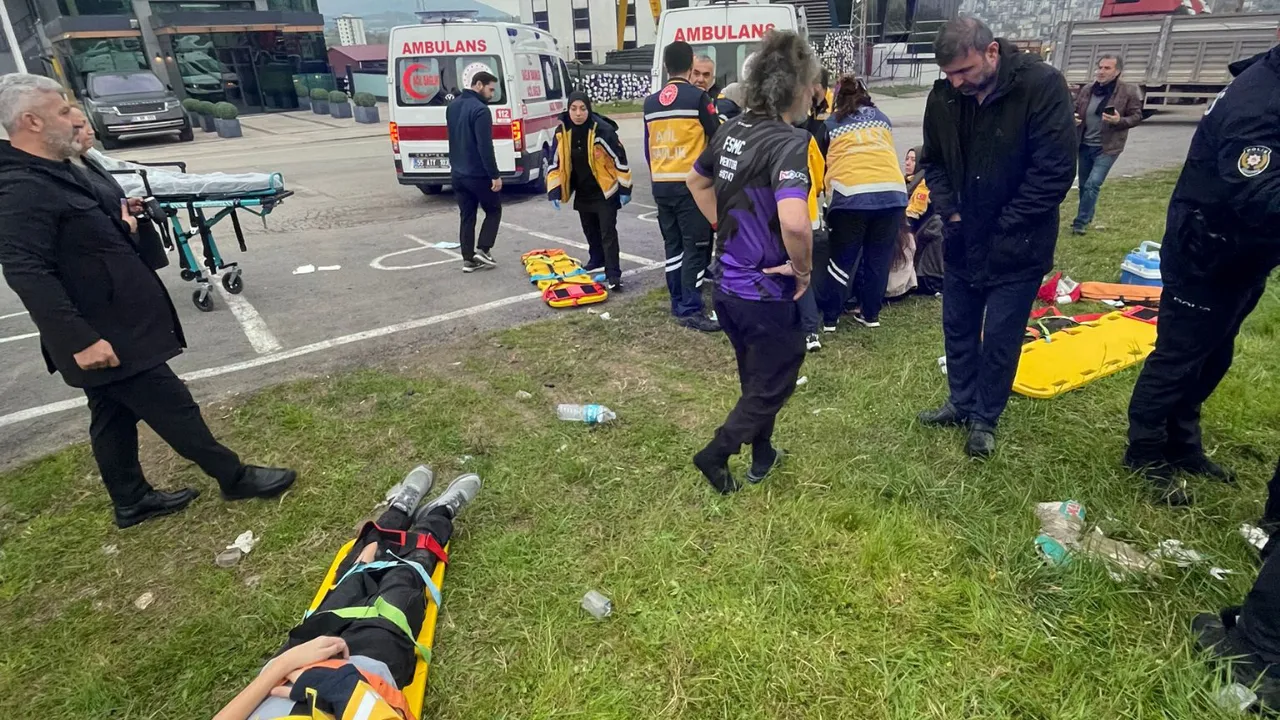 Samsun'da otobüs yan yattı: 9’u öğrenci, 11 yaralı