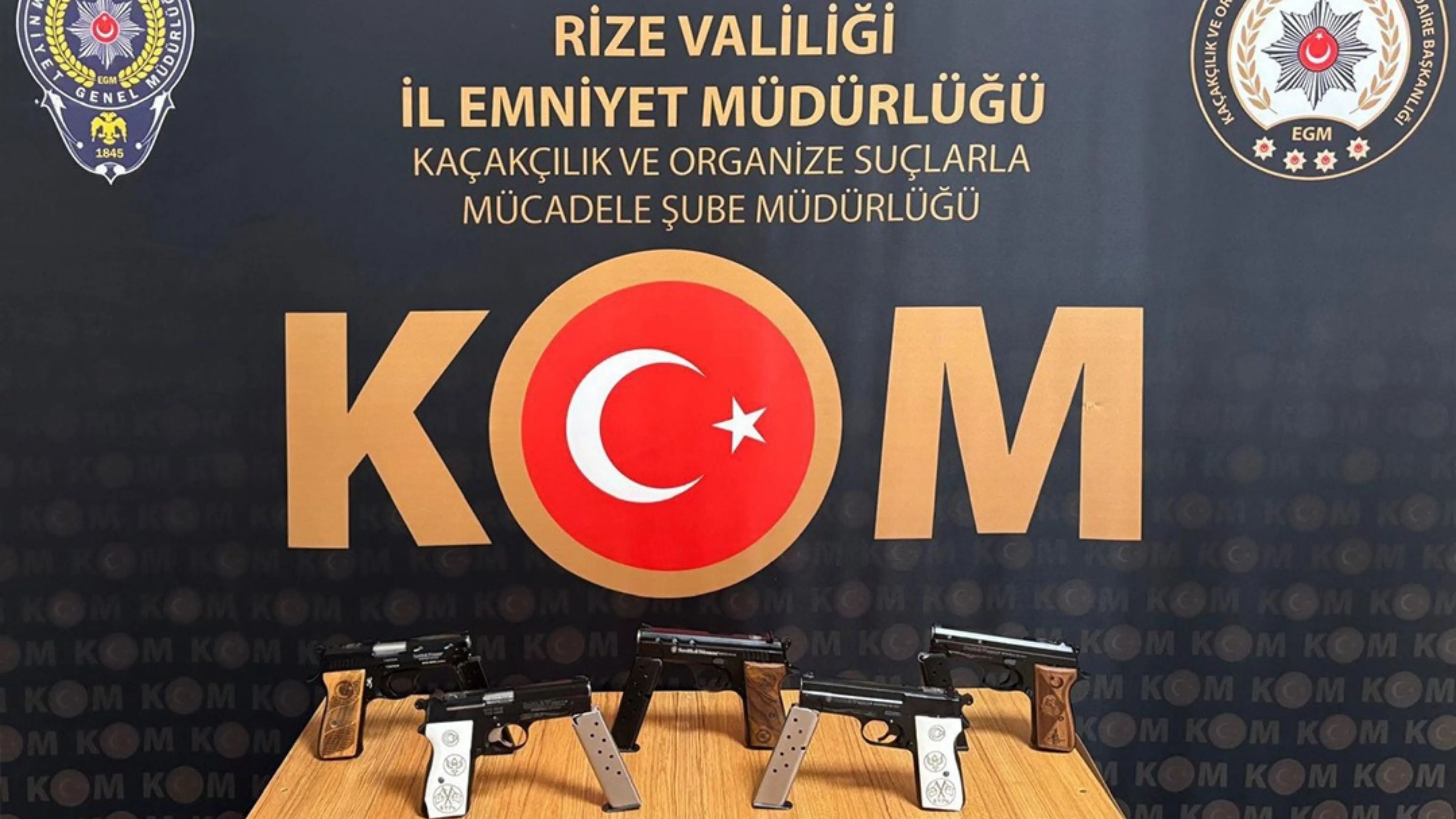 Rize'de 13 adet ruhsatsız tabancaya el konuldu