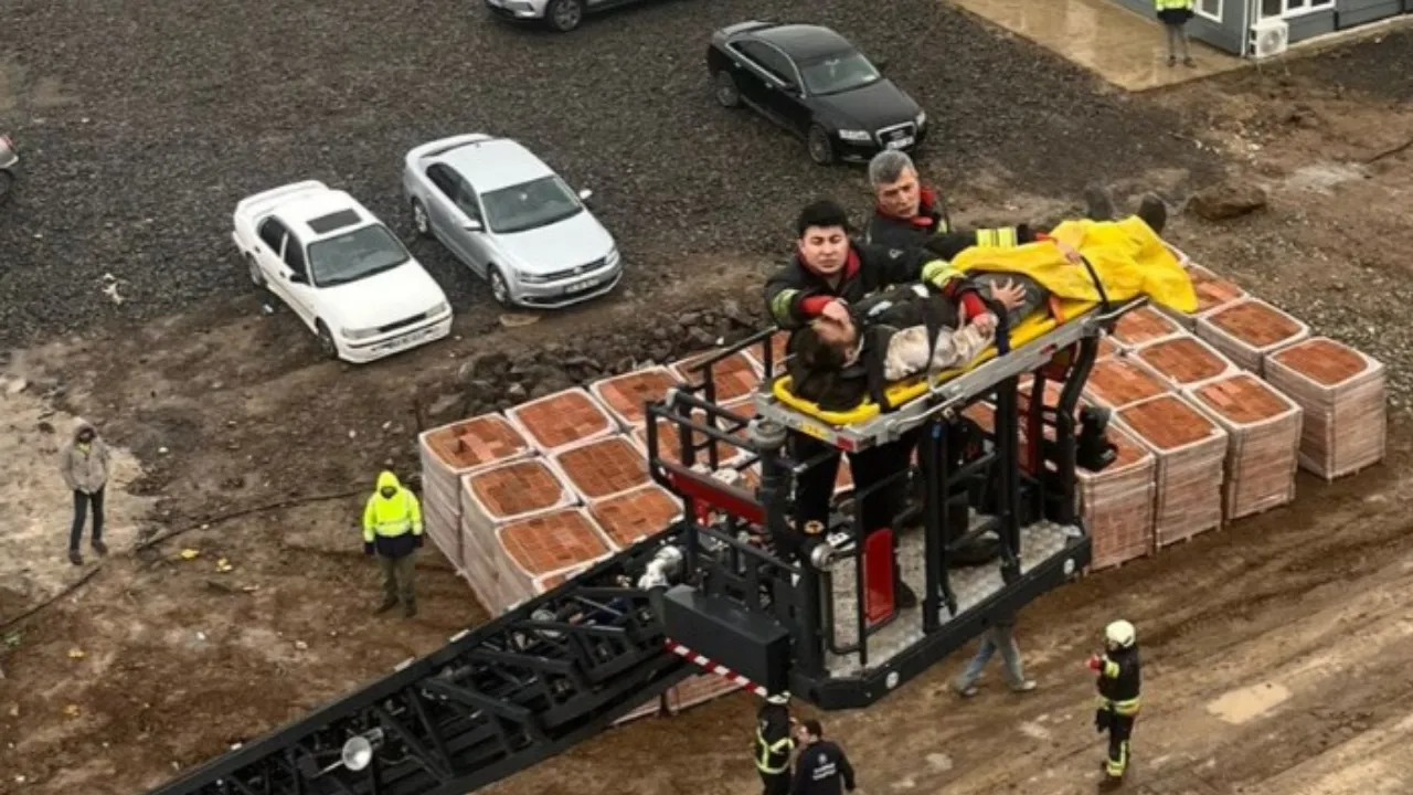 İnşaattan düşen işçi yaralandı; vinçle kurtarma çalışmaları kamerada