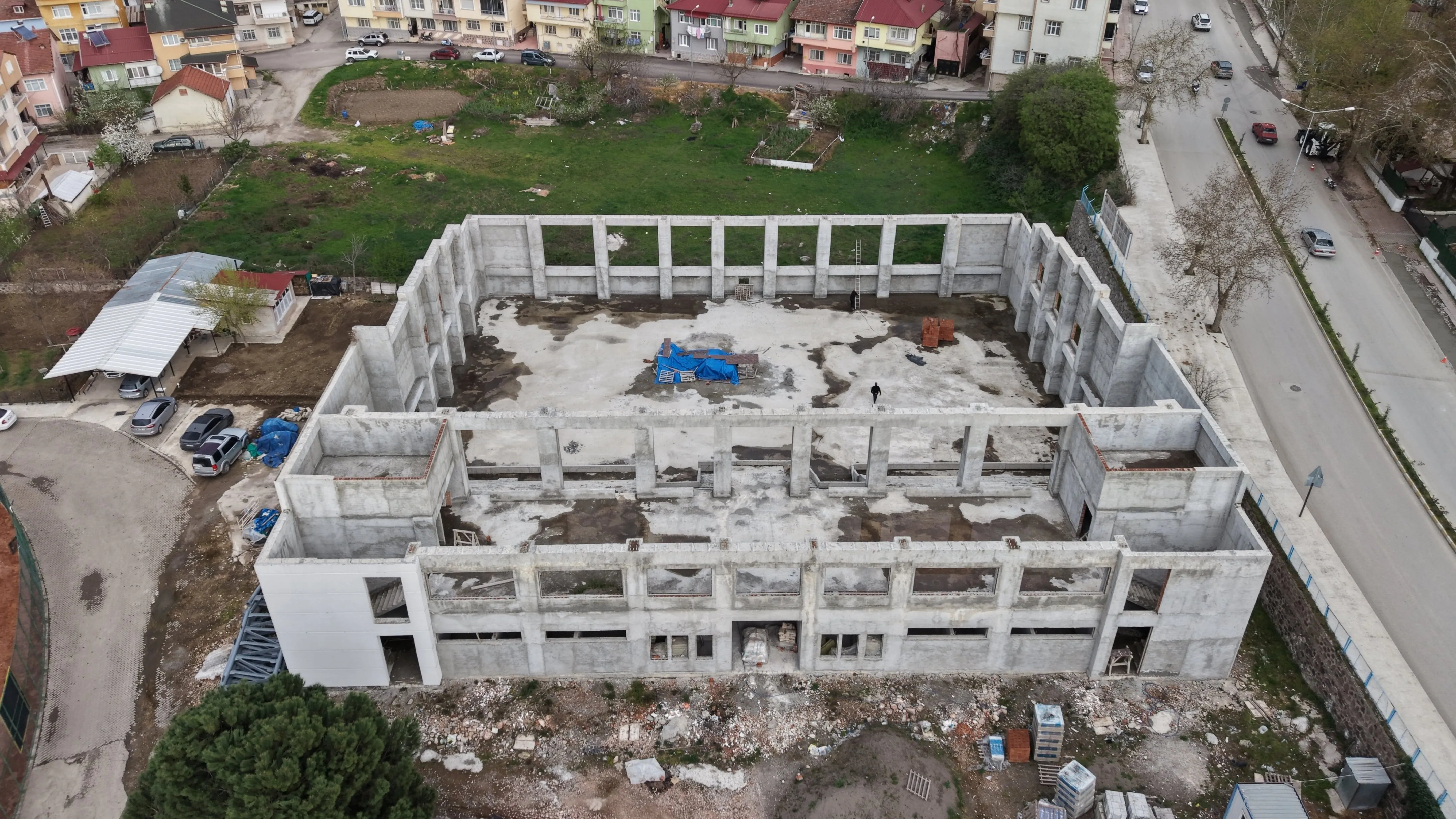 Niksar'da spor salonu inşaatı yeniden başlayacak