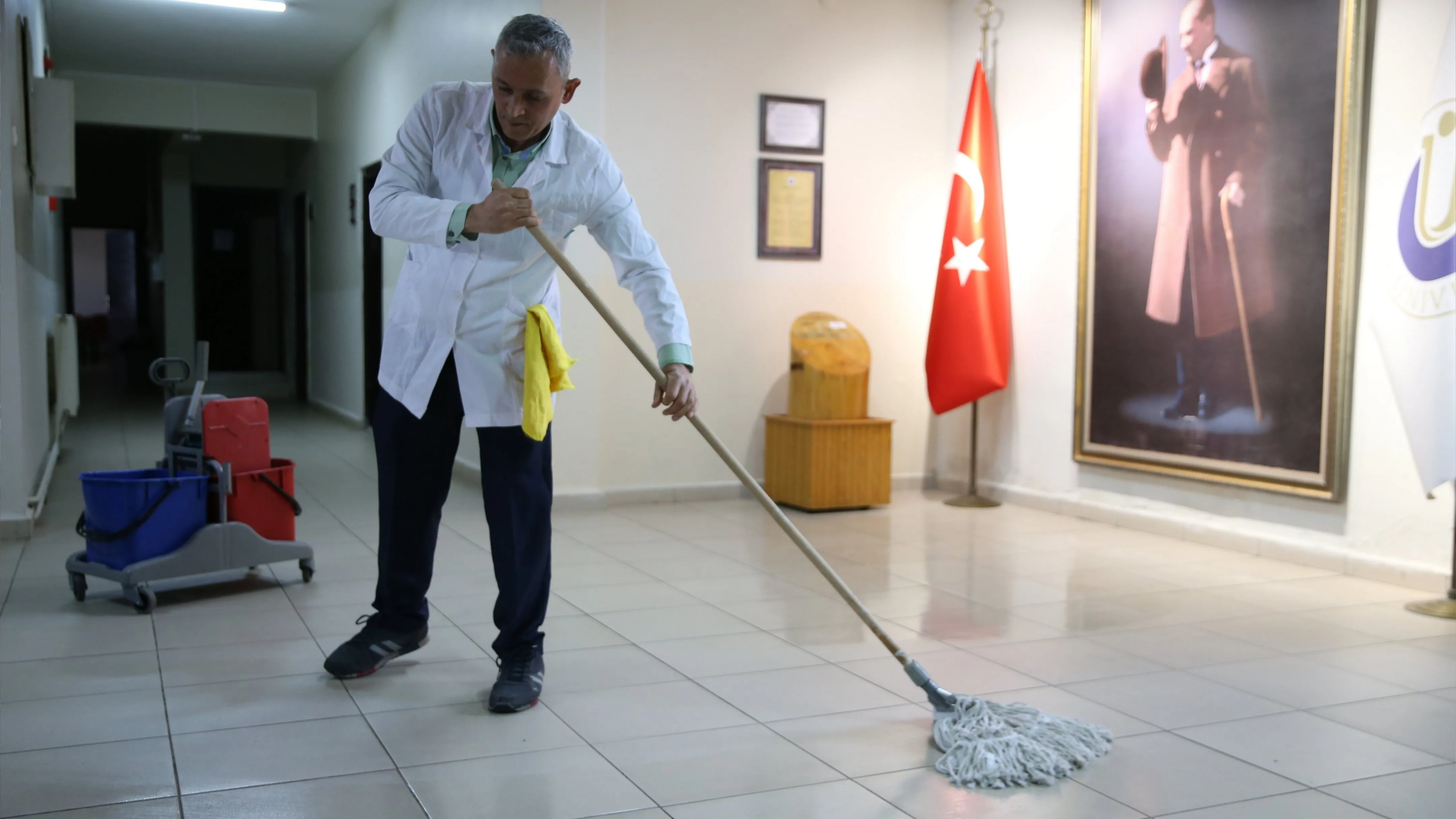 Çalıştığı üniversitede eğitim hayatını sürdürüyor