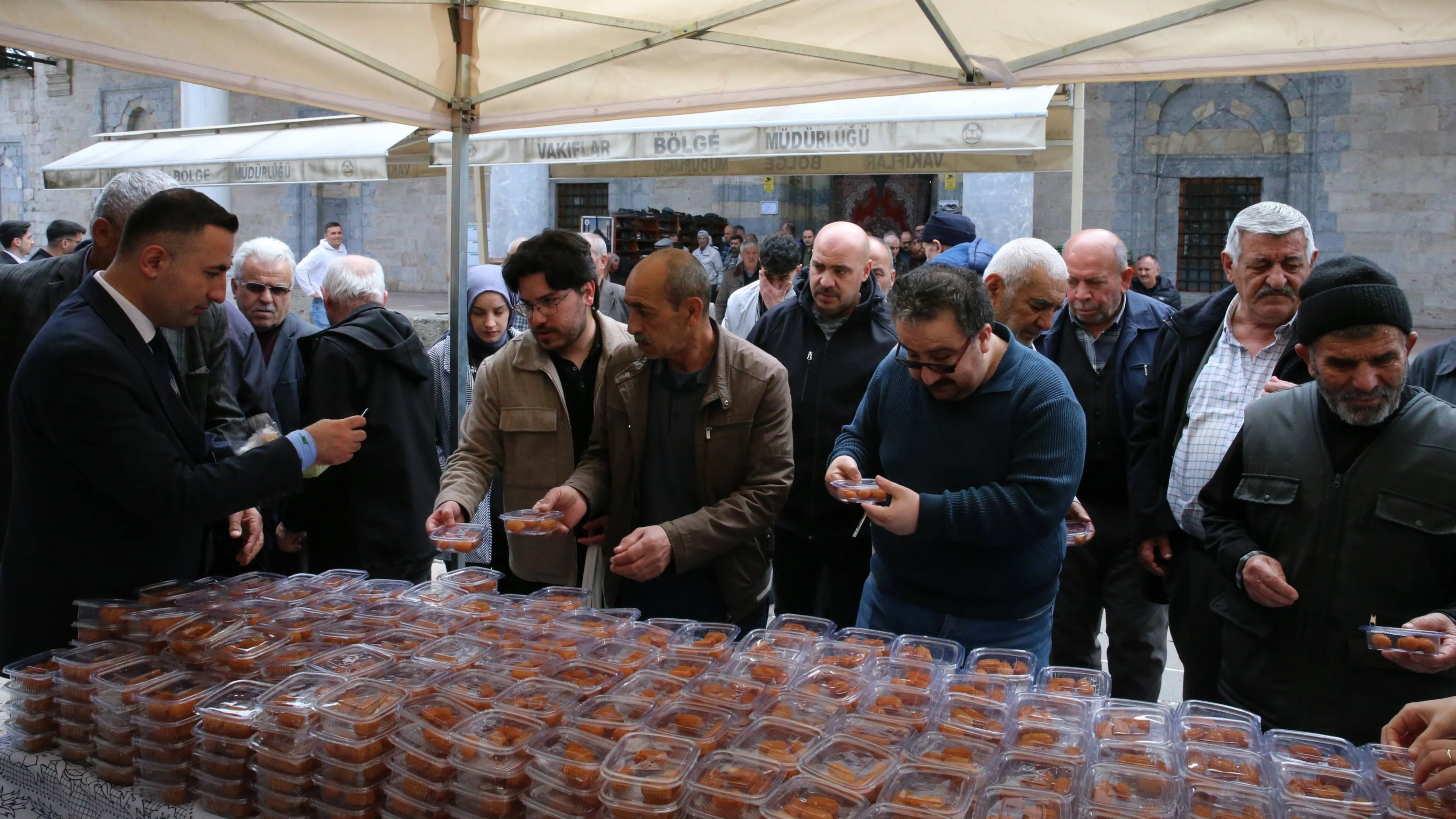 Alparslan Türkeş'in ölüm yıl dönümünde lokma dağıtıldı