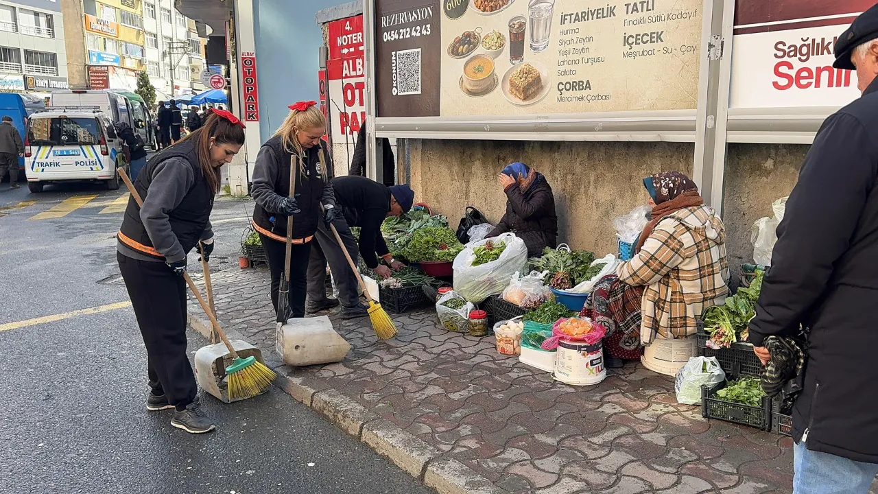 Giresun'un sokaklarının temizliğinde iki kadın işçi de görev alıyor