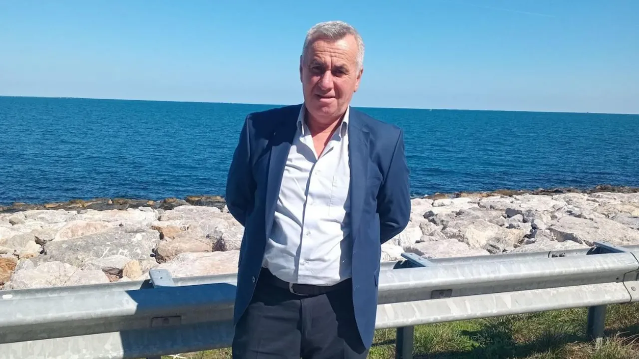 Kestiği ağacın altında kalıp, yaralandı