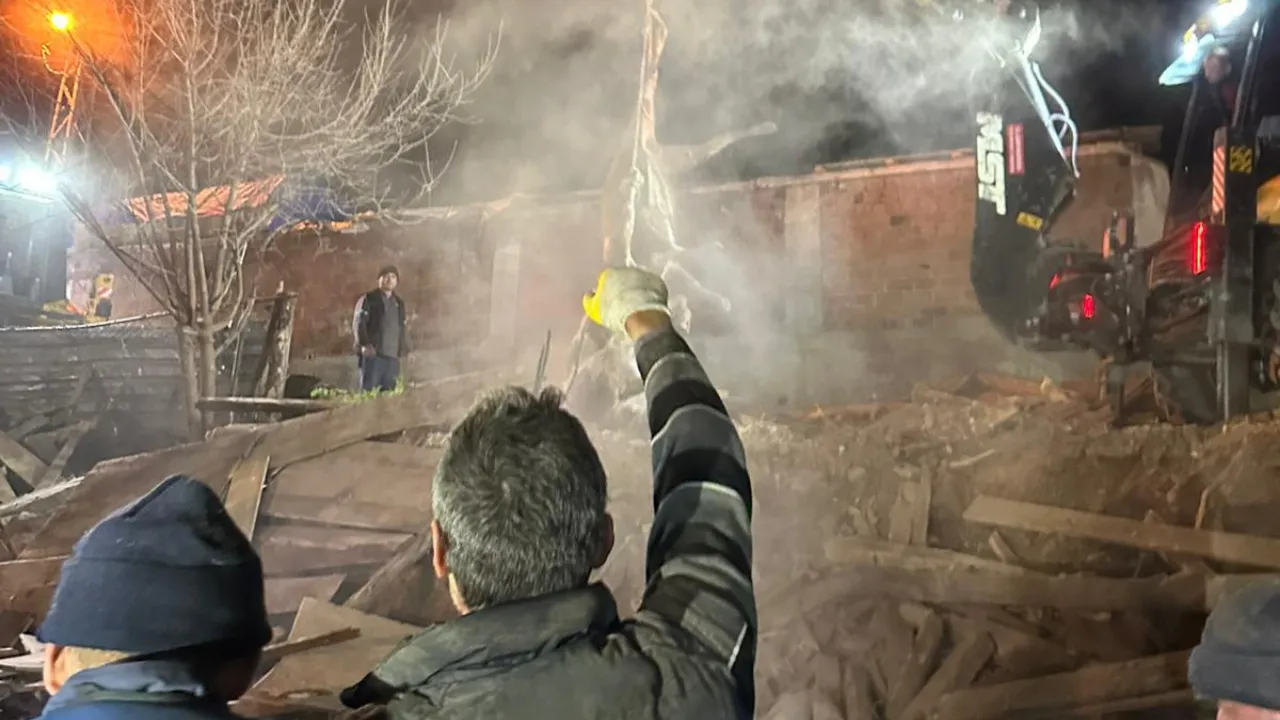 Kastamonu'da ahırın çatısı çöktü; 4 büyükbaş öldü