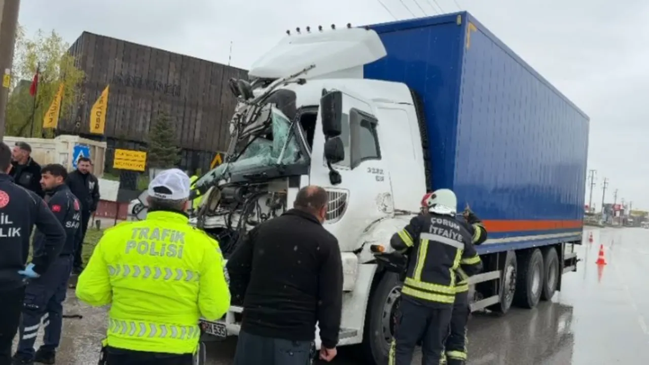 Kamyonda sıkışan şoförü, itfaiye ekipleri kurtardı