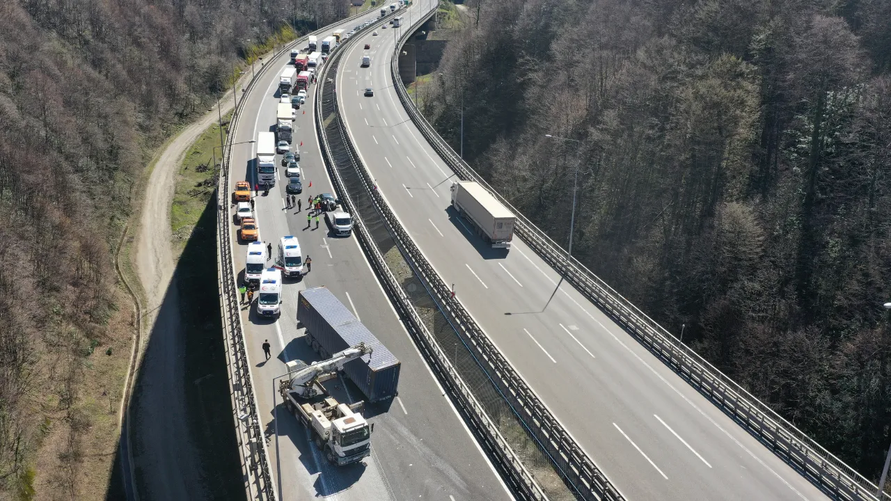 Anadolu Otoyolu'nda zincirleme trafik kazası ulaşımı aksattı