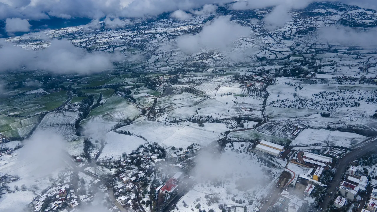Gümüşhane ve çevre illerin yüksek kesimlerinde kar yağışı etkisini sürdürdü