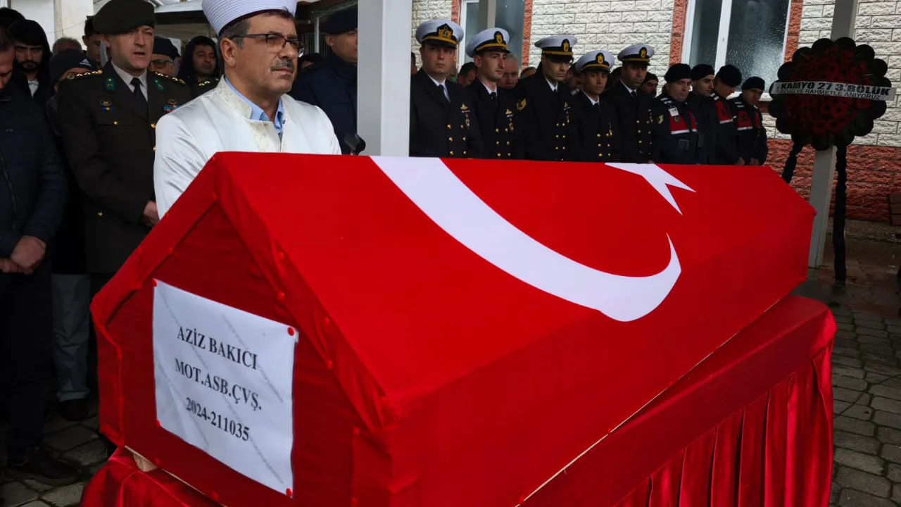 Trafik kazasının ardından tedavi gördüğü hastanede ölen astsubayın cenazesi Ordu'da defnedildi