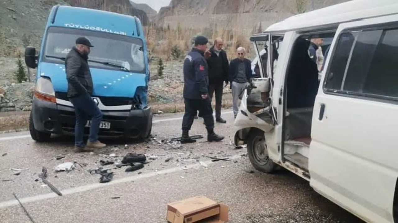Artvin’de 2 minibüs çarpıştı; 2 yaralı