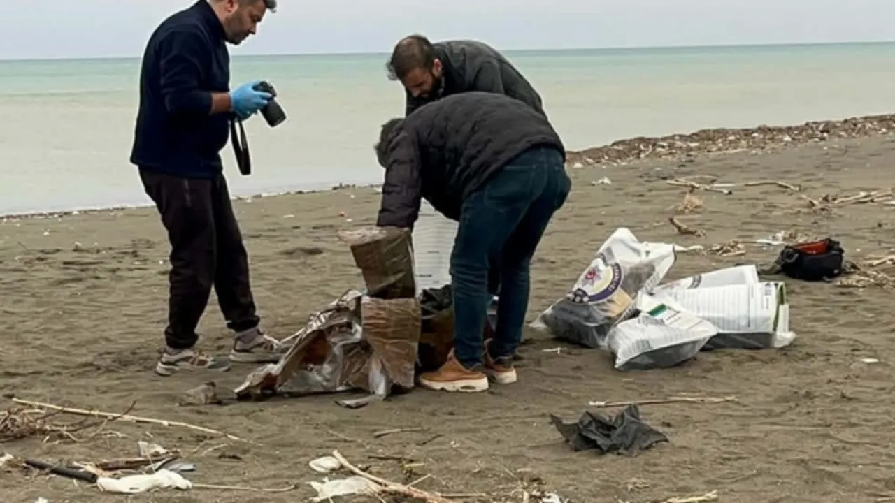 Sahilde bulunan sahipsiz çantada yaklaşık 45 kilogram esrar çıktı
