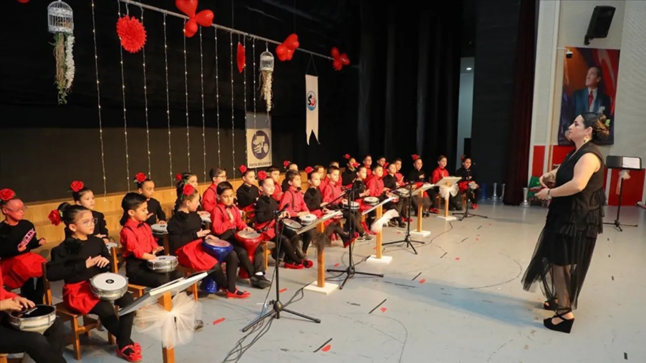 Ordu'da darbukayı bidonla öğrenen ilkokul öğrencileri konser verdi