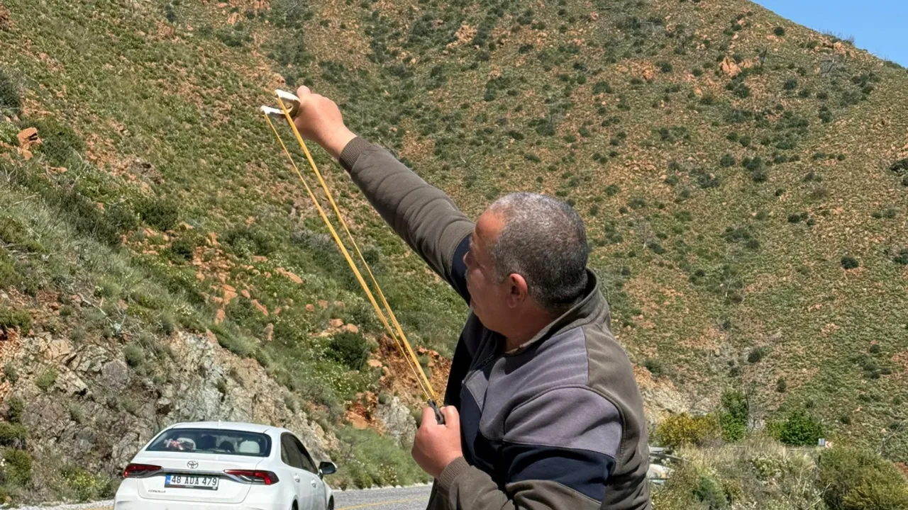 Trabzonlu öğrencilerin hazırladığı tohum topları Marmaris'te sapanlarla toprağa atıldı