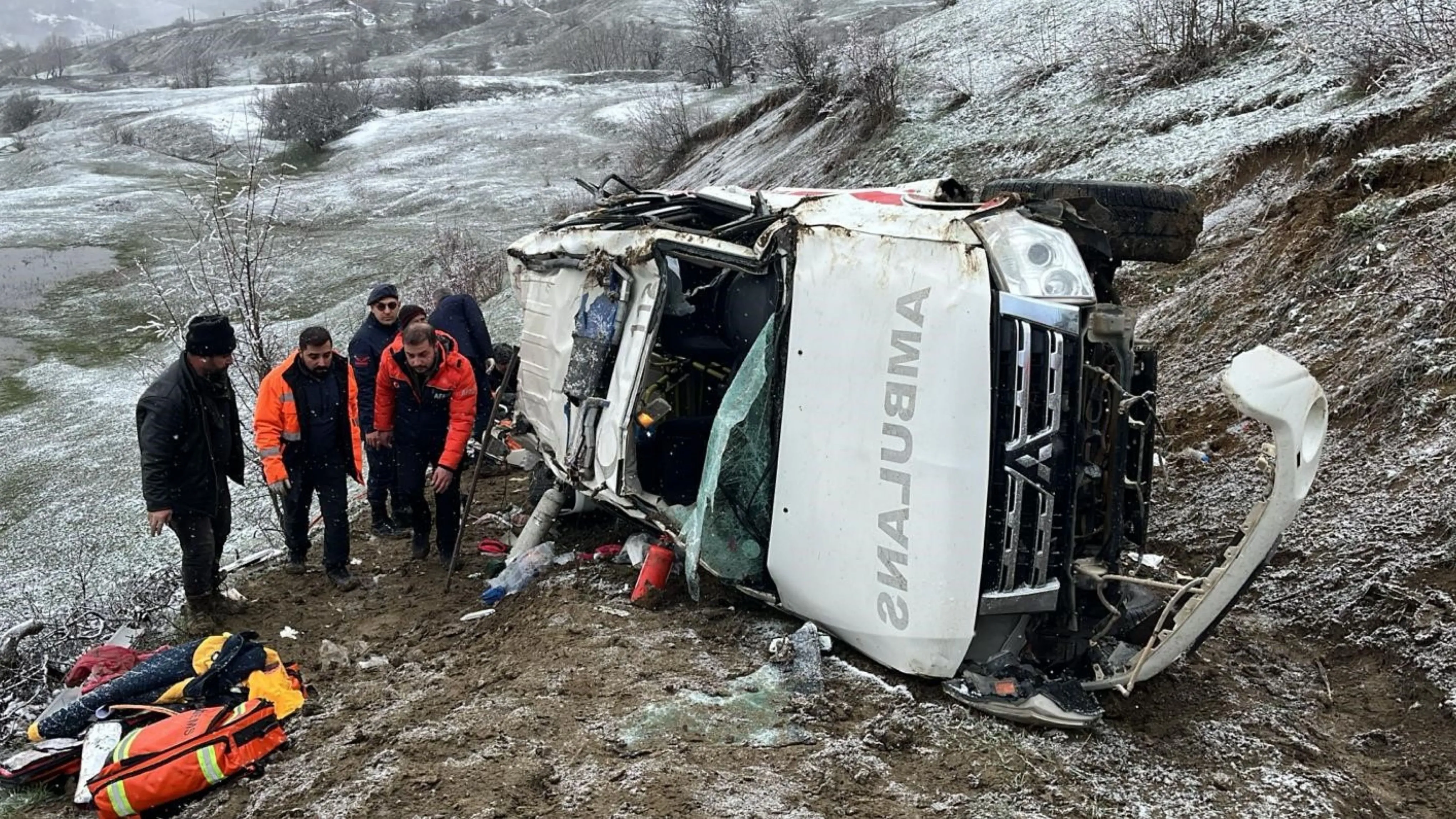 Ambulans uçuruma yuvarlandı: 1 ölü, 4 yaralı