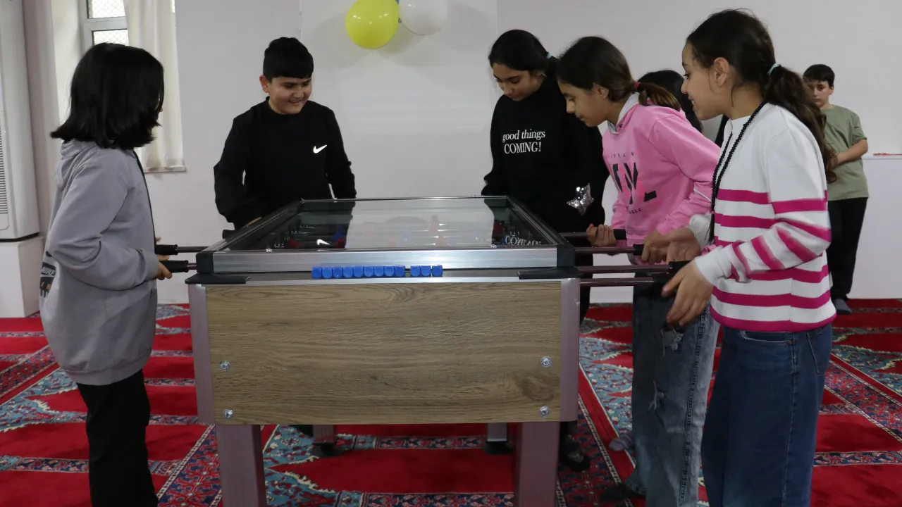 İmam, caminin alt katını gençlik merkezine dönüştürdü