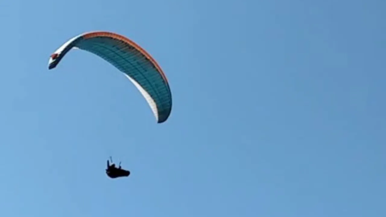 Mahallenin üstünden geçen paraşütçüyü çaya çağırdı