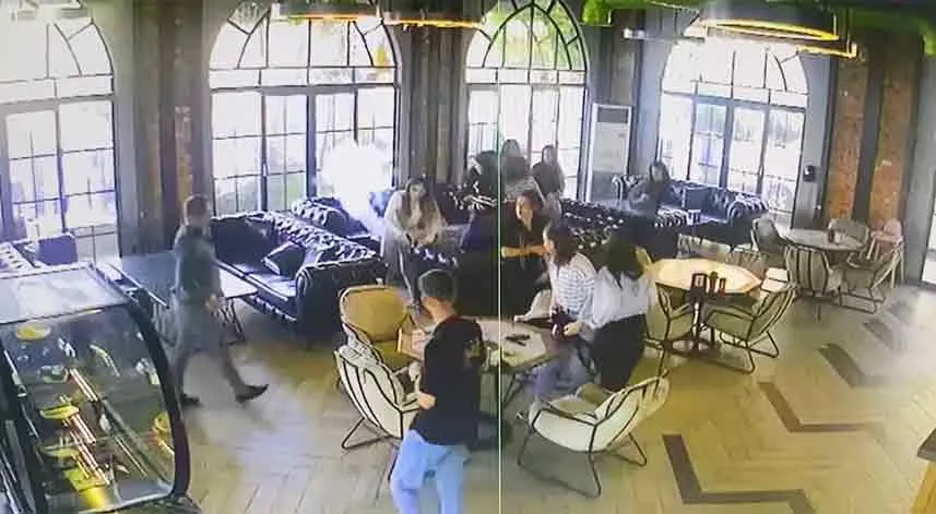 Kafeteryada patlayan cep telefonu paniğe neden oldu