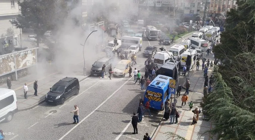 Rize'de seyir halindeki takside yangın çıktı