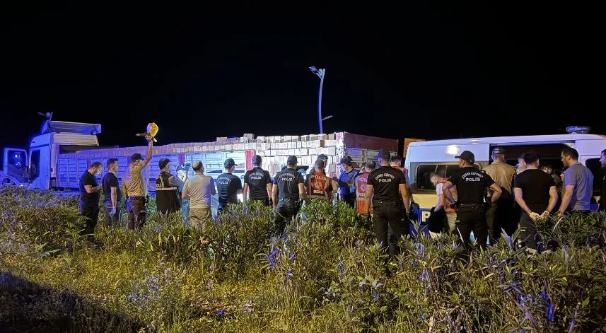 Rize'de tuğla taşıyan tırın dorsesinde 30 düzensiz göçmen yakalandı