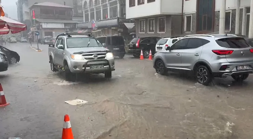 Rize'de sağanak yağış sonrası cadde ve sokaklar göle döndü