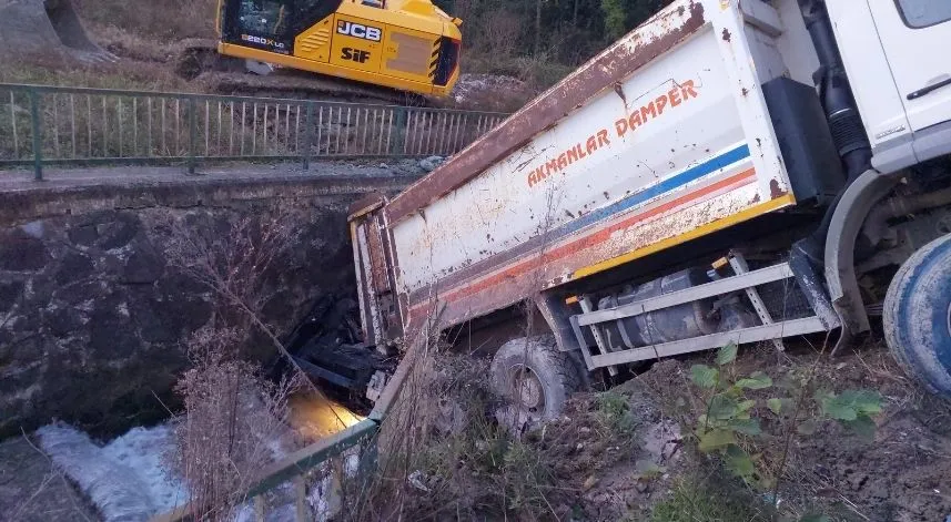 Kamyon altına aldığı otomobille dereye düştü