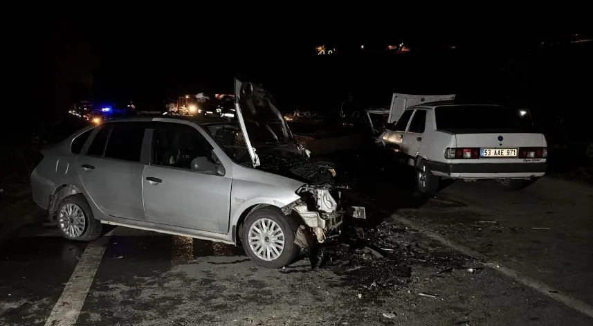 Rize'de zincirleme trafik kazasında 2 kişi öldü, 8 kişi yaralandı