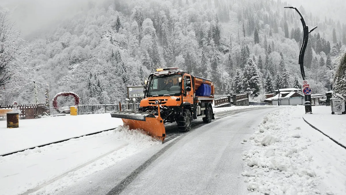 Ayder Yaylası, kar yağışının ardından beyaza büründü